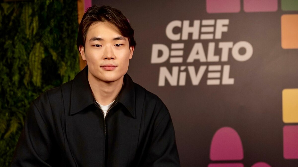 Arthur Paek, vestindo jaqueta preta e animado, em trecho de divulgação do Chef de Alto Nível