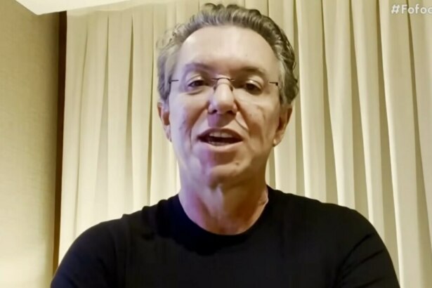 Boninho divulgando as incrições do The Voice Brasil no Fofocalizando