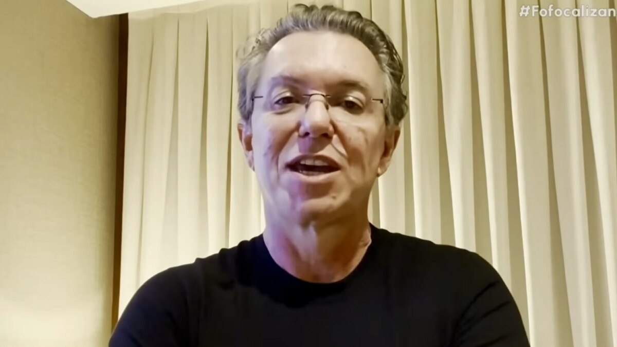 Boninho divulgando as incrições do The Voice Brasil no Fofocalizando
