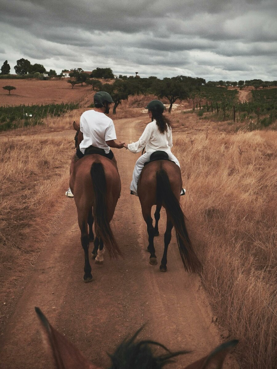 Caio Castro e Vitória Bohn andando juntos a cavalo em Portugal