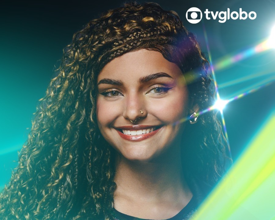 Camille Vitoria do Estrela da Casa 2 é uma mulher negra com cabelo trançado e está sorridente