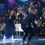 Carol batendo palmas e Radamés correndo de alegria no palco da final do Power Couple Brasil 7