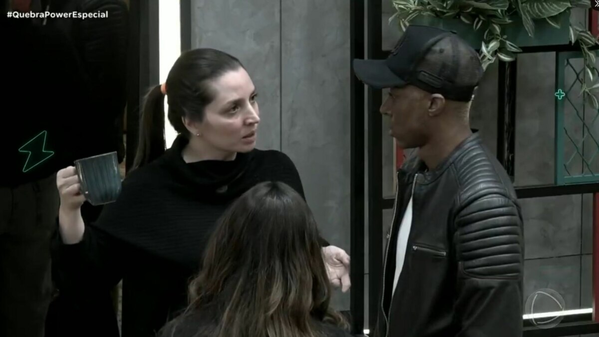 VAR mostrando Carol fala contra Ana Paula e Antony no Power Couple