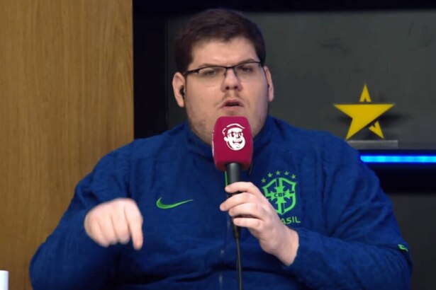 Casimiro Miguel, dono da CazéTV, com um agasalho da Seleção Brasileira, na cobertura da Copa