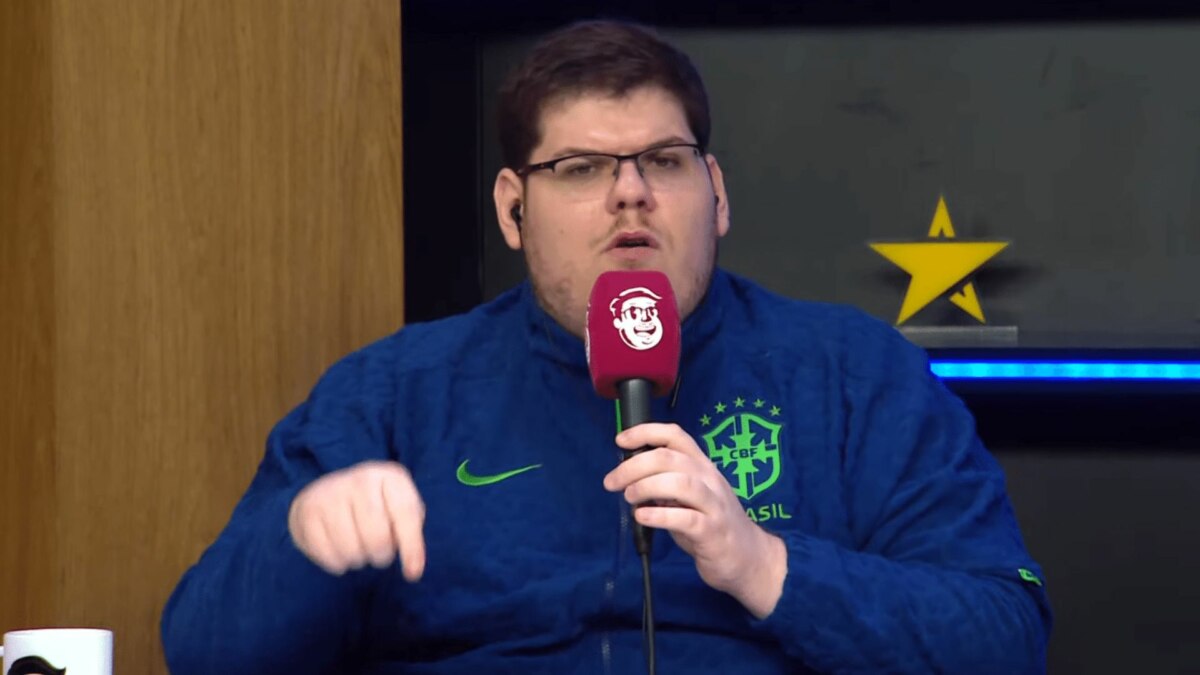 Casimiro Miguel, dono da CazéTV, com um agasalho da Seleção Brasileira, na cobertura da Copa