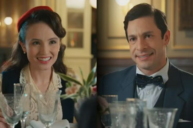 Estela (Larissa Manoela) frente a frente com Celso (Rainer Cadete) em um restaurante. Ela sorrir disfarçadamente. Ele sorrir normal em cena de Êta Mundo Melhor!