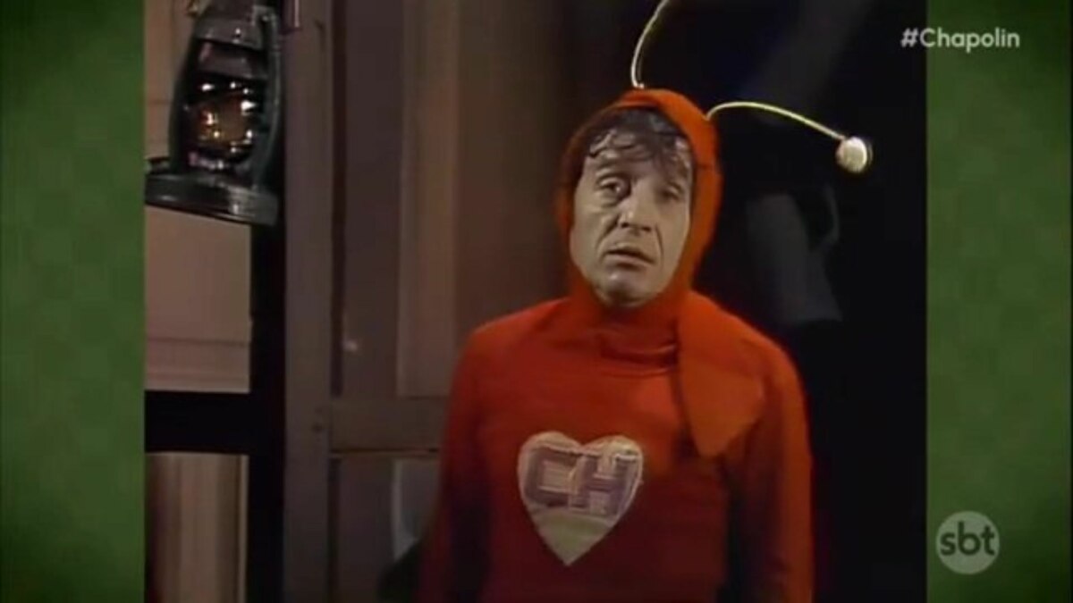 Trecho do episódio de Chapolin exibido pelo SBT com as barras laterais verdes