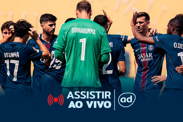 Jogadores reunidos na arte onde assistir ao jogo Chelsea x PSG, pela final da Copa do Mundo de Clubes