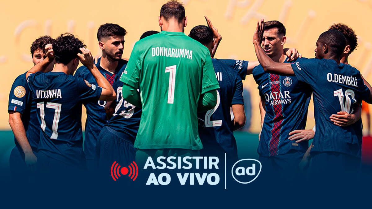 Jogadores reunidos na arte onde assistir ao jogo Chelsea x PSG, pela final da Copa do Mundo de Clubes