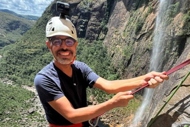 Chico Regueira descendo de rapel no Globo Repórter