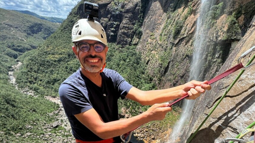 Chico Regueira descendo de rapel no Globo Repórter