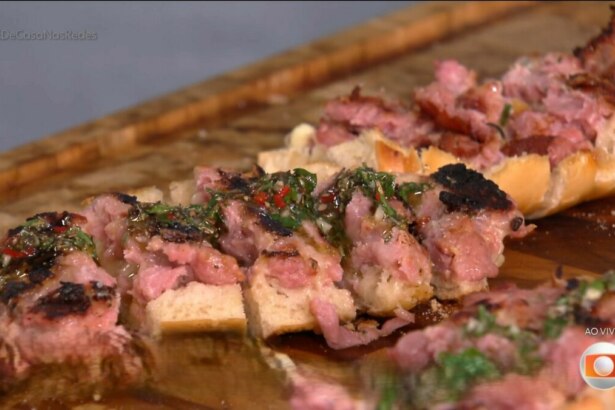 choripán com linguiça toscana na tábua de madeira do É de Casa