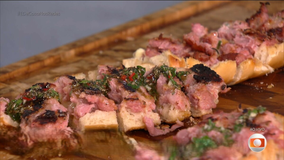 choripán com linguiça toscana na tábua de madeira do É de Casa