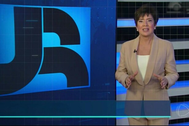 Christina Lemos de terno beje, em trecho da escalada do Jornal da Record