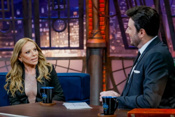Christina Rocha e Danilo Gentili em foto posada no cenário do The Noite
