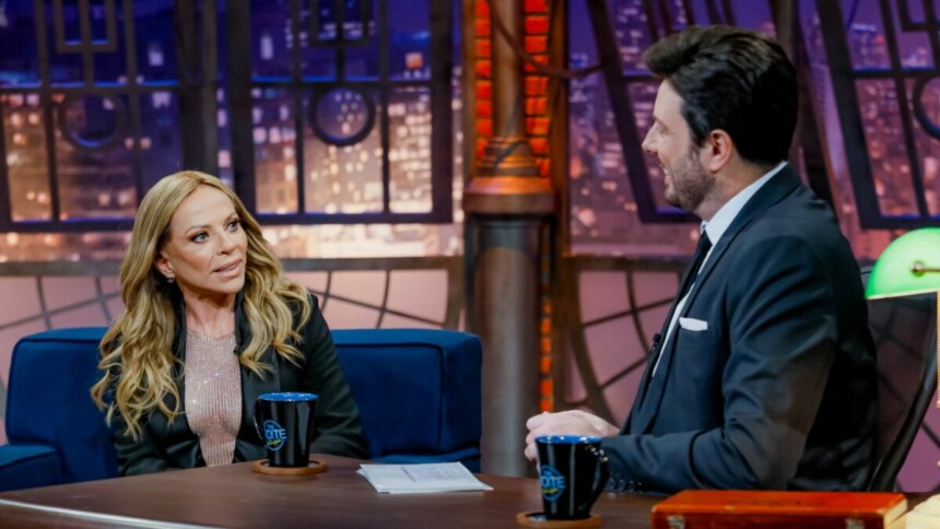 Christina Rocha e Danilo Gentili em foto posada no cenário do The Noite
