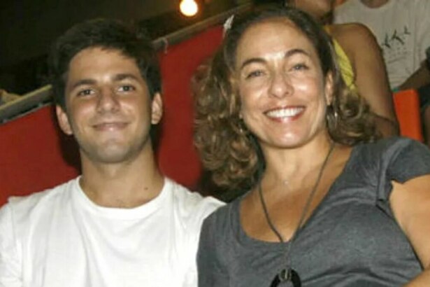 Cissa Guimarães sorrindo em foto posada ao lado do filho Rafael Mascarenhas, que morreu aos 18 anos