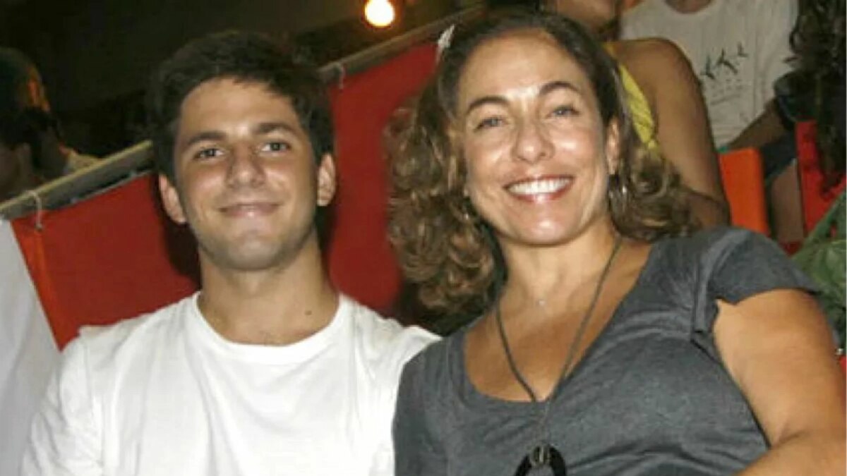 Cissa Guimarães sorrindo em foto posada ao lado do filho Rafael Mascarenhas, que morreu aos 18 anos