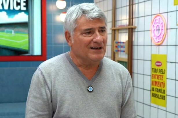 Cleber Machado, vestindo um suéter claro, em trecho de entrevista ao programa Selfie Service falando sobre sua saída do SBT