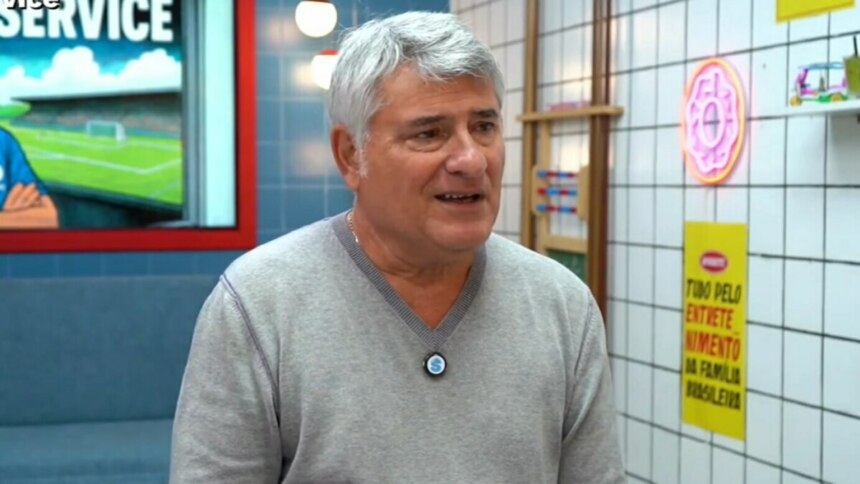 Cleber Machado, vestindo um suéter claro, em trecho de entrevista ao programa Selfie Service falando sobre sua saída do SBT