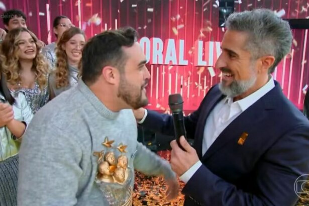 Marcos Mion entrevistando o líder do Coral Livre, que foi campeão do Caldeirão de Vozes