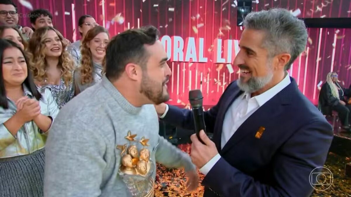 Marcos Mion entrevistando o líder do Coral Livre, que foi campeão do Caldeirão de Vozes