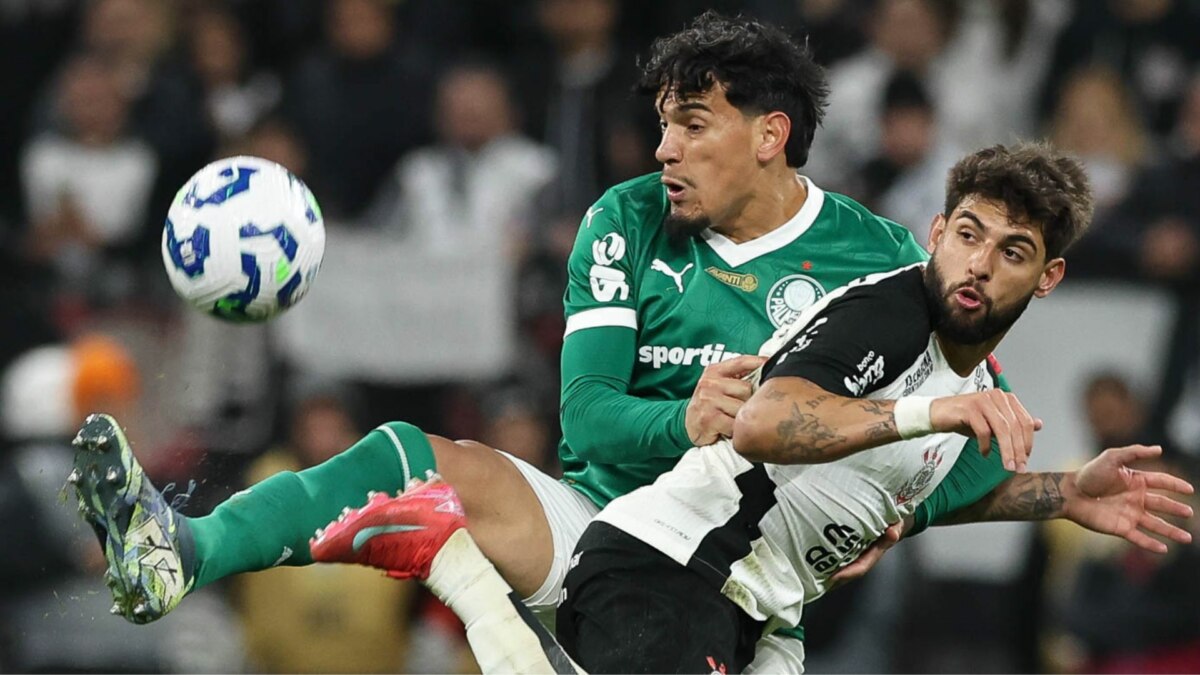 Jogadores disputam bola na partida Corinthians x Palmeiras pela Copa do Brasil