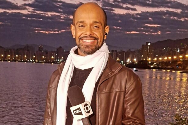 Cristiano Gomes, sorridente e com foto posada com o microfone da NSC TV, afiliada da Globo