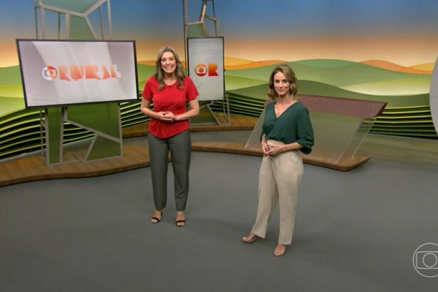 Cristina Vieira veste vermelho e Cinza ao lado de Helen Martins de blusa verde e calça clara no centro do cenário do Globo Rural