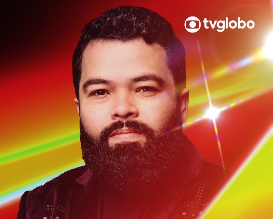 Daniel Sobral é um homem branco com barba grande e cabelo encaracolado