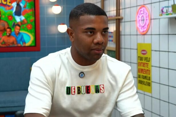 Davi Brito, vestindo uma blusa branca, em trecho de entrevista ao Selfie Service sobre o pós-BBB 24