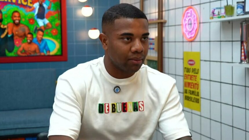 Davi Brito, vestindo uma blusa branca, em trecho de entrevista ao Selfie Service sobre o pós-BBB 24