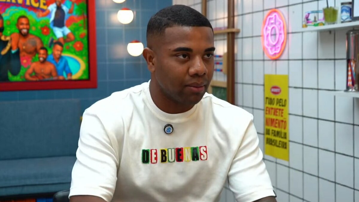 Davi Brito, vestindo uma blusa branca, em trecho de entrevista ao Selfie Service sobre o pós-BBB 24