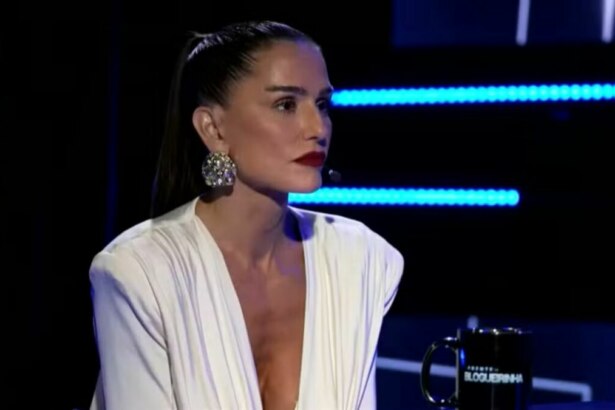 Deborah Secco com uma roupa branca emt trecho de entrevista ao De Frente com Blogueirinha