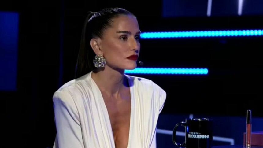 Deborah Secco com uma roupa branca emt trecho de entrevista ao De Frente com Blogueirinha