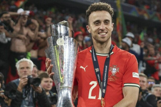 Diogo Jota levantando a taça Seleção de Portugal
