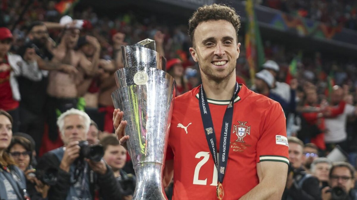 Diogo Jota levantando a taça Seleção de Portugal