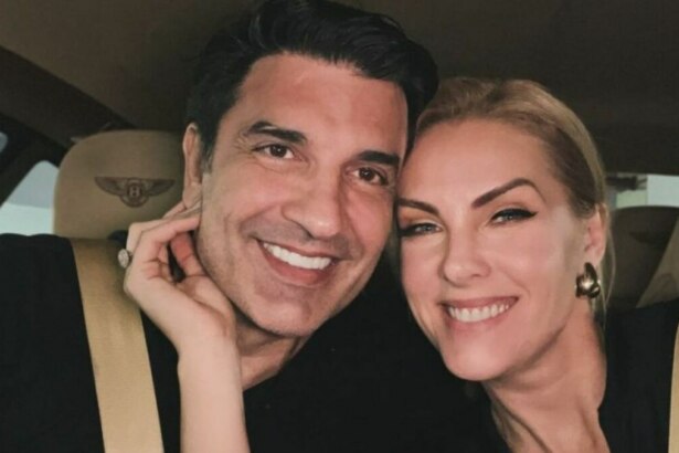 Edu Gudes e Ana Hickmann com o rosto colado dentro de um carro