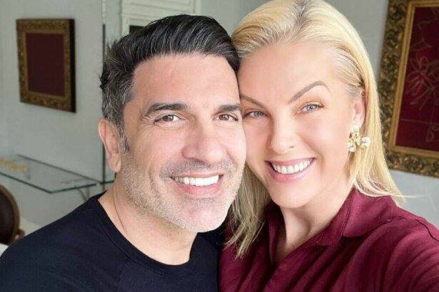 Edu Gudes e Ana Hickmann, sorrindo e com os rostos colados, após apresentador receber alta do hospital