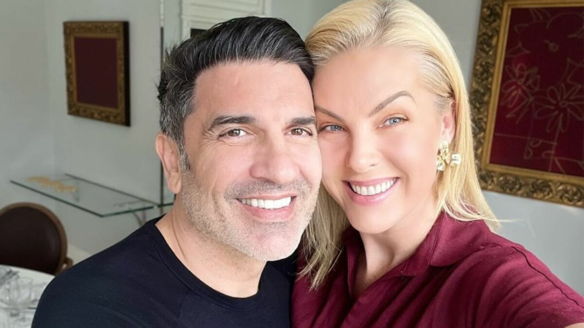 Edu Gudes e Ana Hickmann, sorrindo e com os rostos colados, após apresentador receber alta do hospital