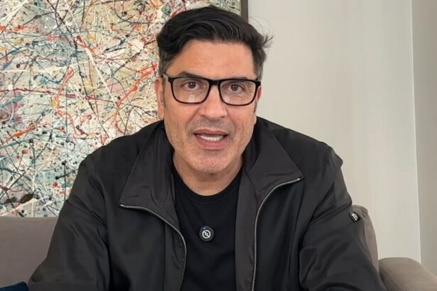 Edu Guedes de roupa preta, emocionado, em trecho de vídeo publicado no YouTube