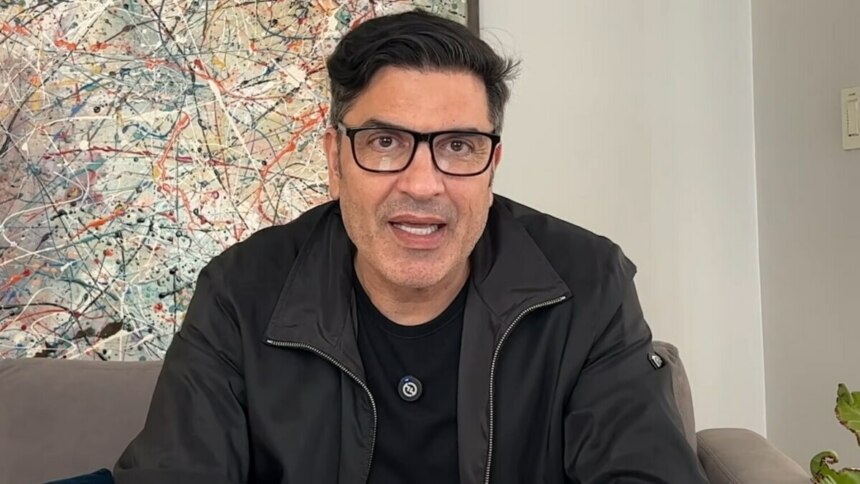 Edu Guedes de roupa preta, emocionado, em trecho de vídeo publicado no YouTube