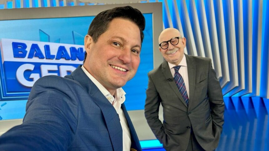 Eleandro Passaia e Renato Lombardi sorrindo em foto posada no Balanço Geral