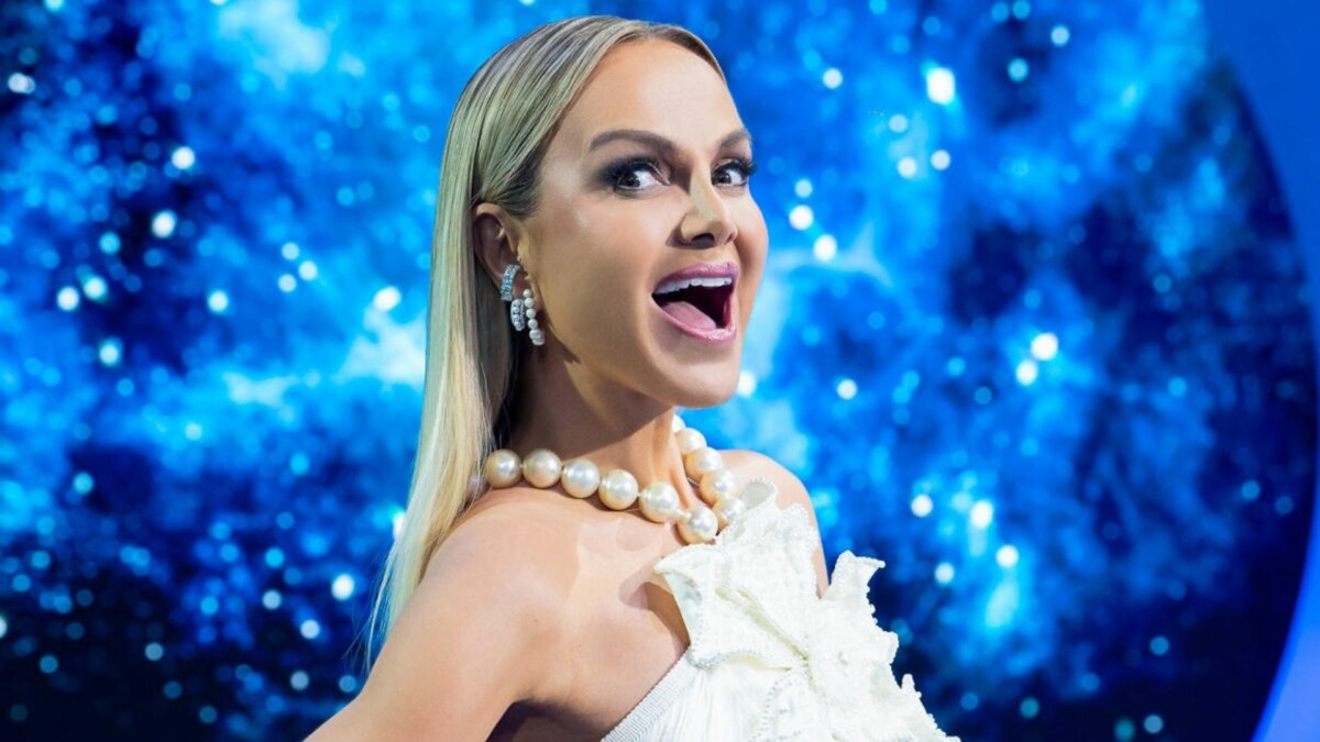 Eliana no cenário do The Masked Singer Brasil, programa que foi exibido no domingo da Globo