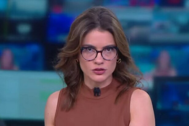 Elisa Veeck, de semblante sério no Live CNN, fazendo análise séria sobre Bolsonaro