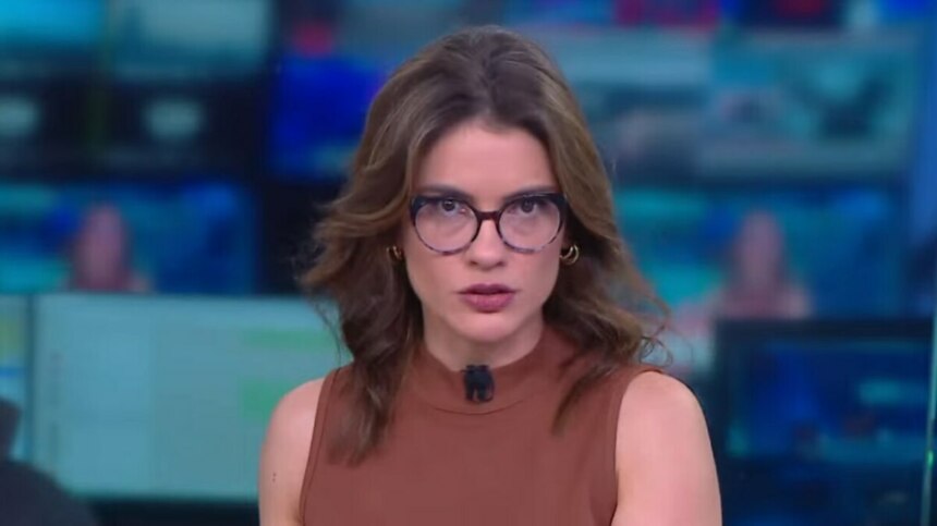Elisa Veeck, de semblante sério no Live CNN, fazendo análise séria sobre Bolsonaro