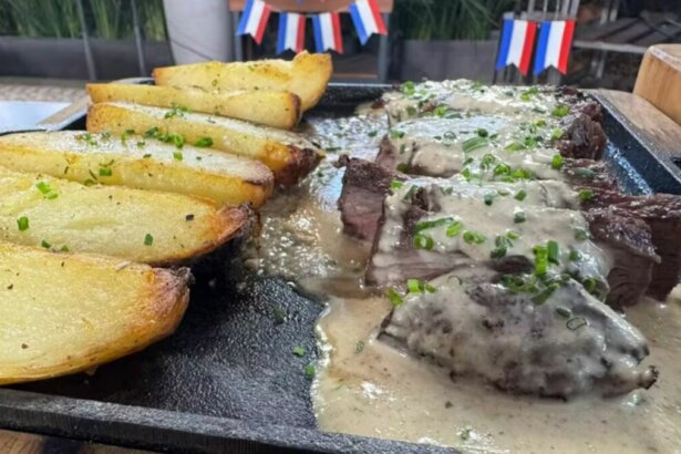 Receita de Entrecôte com batata assada e molho de mostarda, ensinada no É de Casa