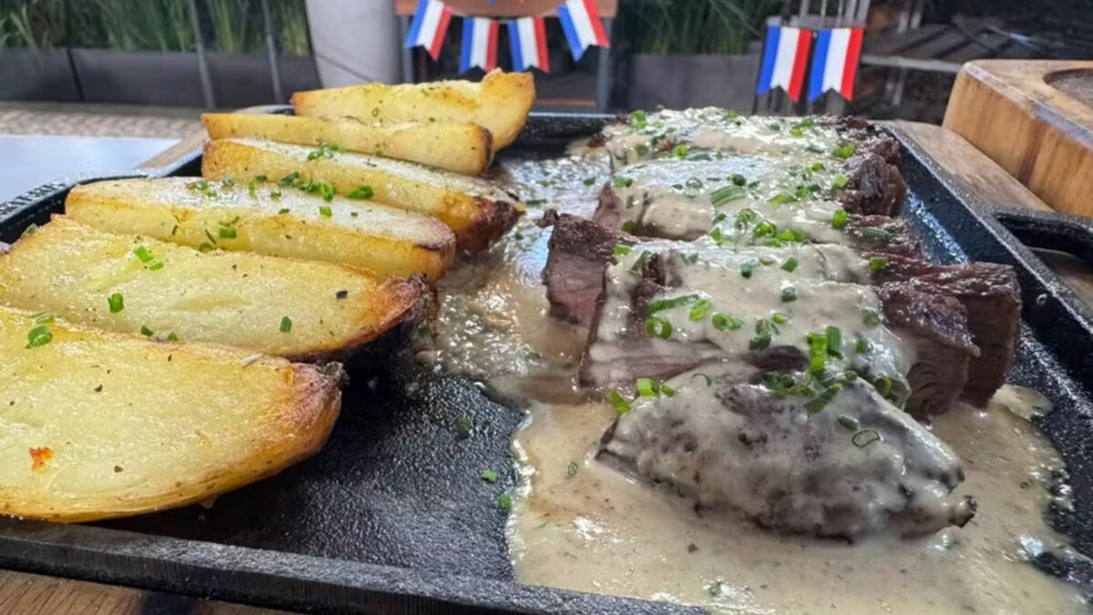 Receita de Entrecôte com batata assada e molho de mostarda, ensinada no É de Casa