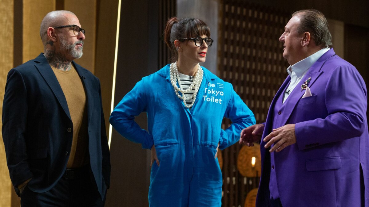 Erick Jacquin, Helena Rizzo e Henrique Fogaça gesticulando e conversando em trecho de episódio do MasterChef Brasil 12