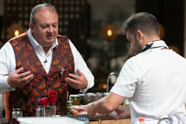 Erick Jacquin e Lucas em trecho do episódio de repescagem no MasterChef
